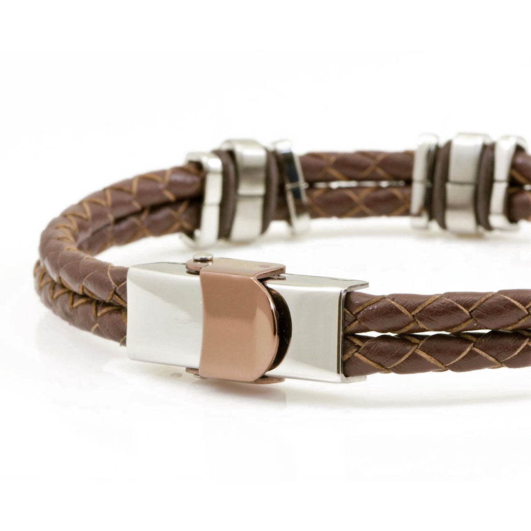 chiusura e gancio di sicurezza del bracciale da uomo con doppio filo intrecciato di pelle colore marrone con inserti in acciaio - via condotti store