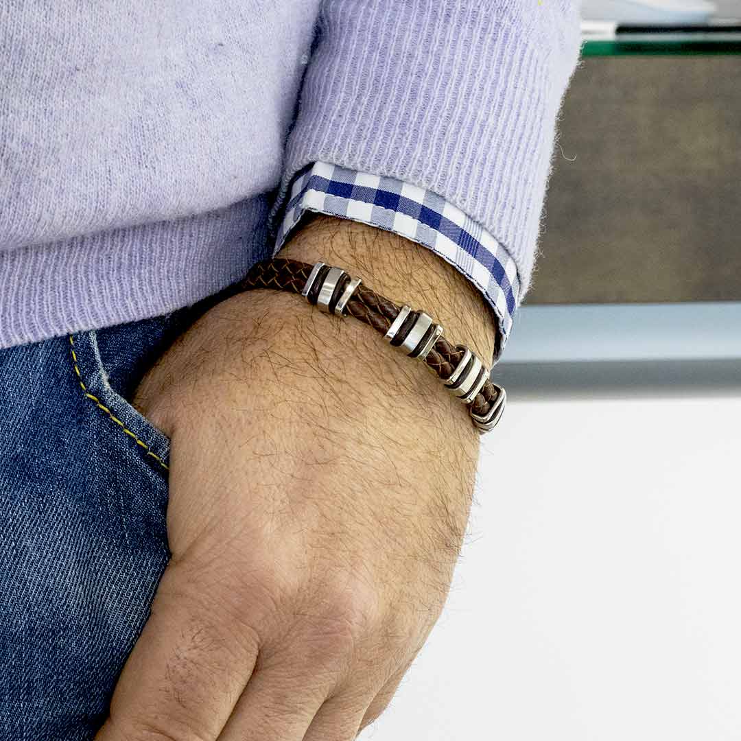 bracciale da uomo con doppio filo intrecciato di pelle colore marrone con inserti in acciaio indossato - via condotti store