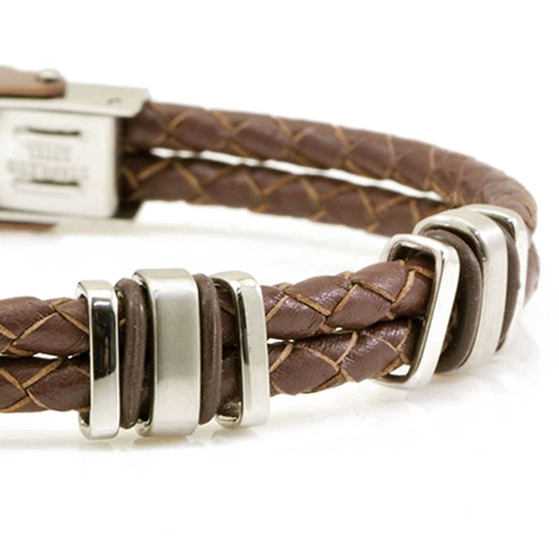 particolare del bracciale da uomo con doppio filo intrecciato di pelle colore marrone con inserti in acciaio - via condotti store