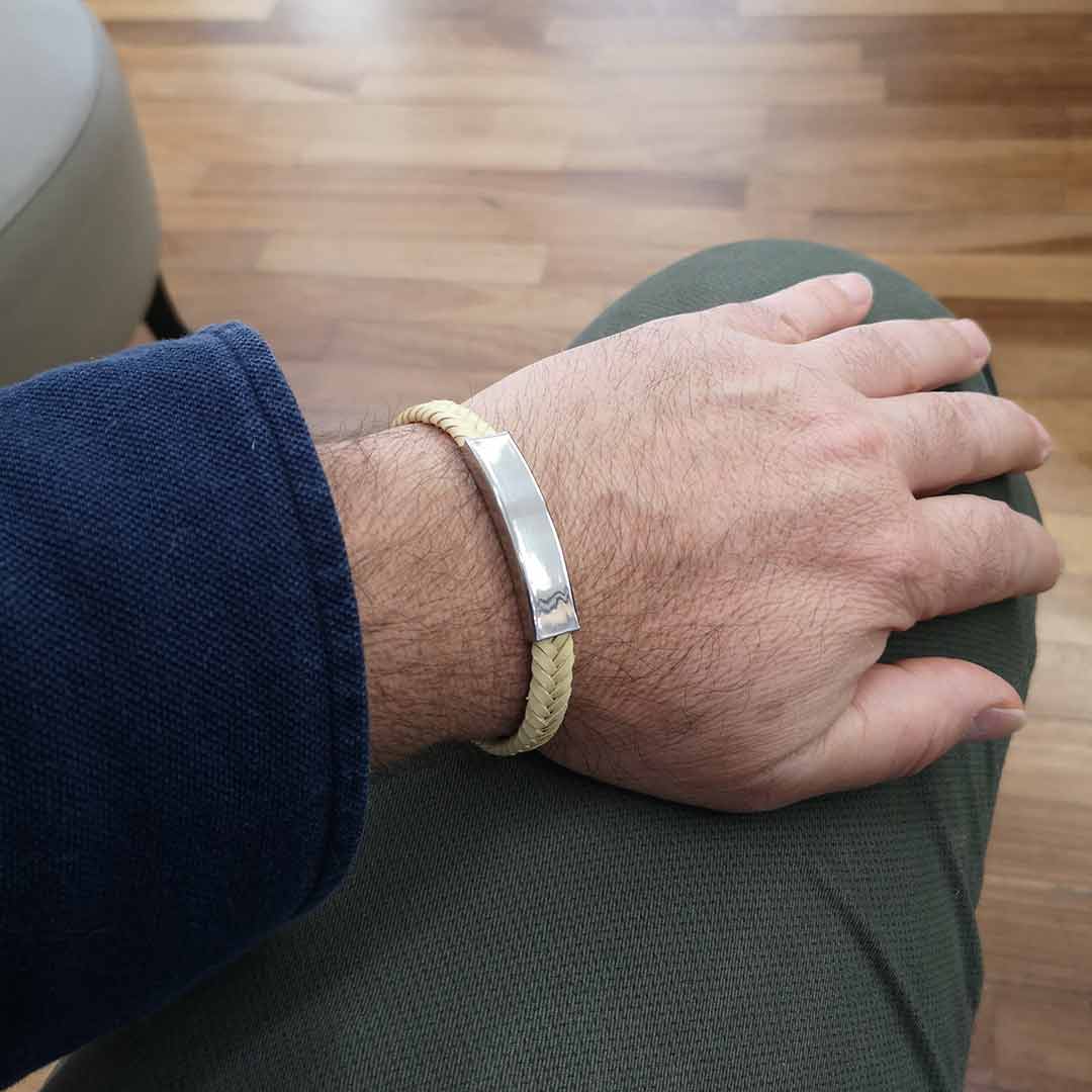 Moderno bracciale da uomo in pelle intrecciata colore avorio crema e piastra in acciaio - via condotti store