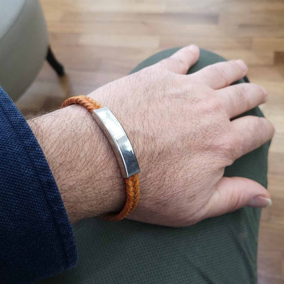 Moderno bracciale da uomo in pelle intrecciata colore marrone e piastra in acciaio - via condotti store