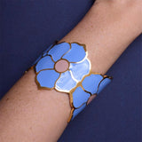 bracciale rigido a fiore azzurro indossato - via condotti store