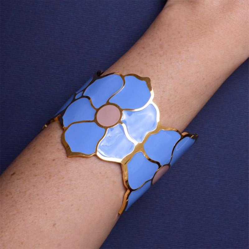 bracciale rigido a fiore azzurro indossato - via condotti store
