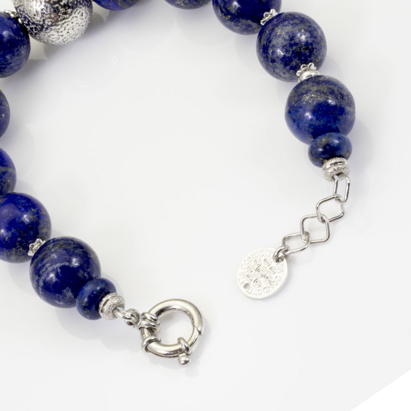 particolare della chiusura del bracciale con lapislazzuli e argento - via condotti store