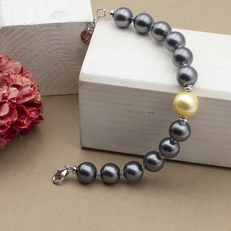 bracciale in perle grigie e dorata al centro con argento 925 rodiato - via condotti store