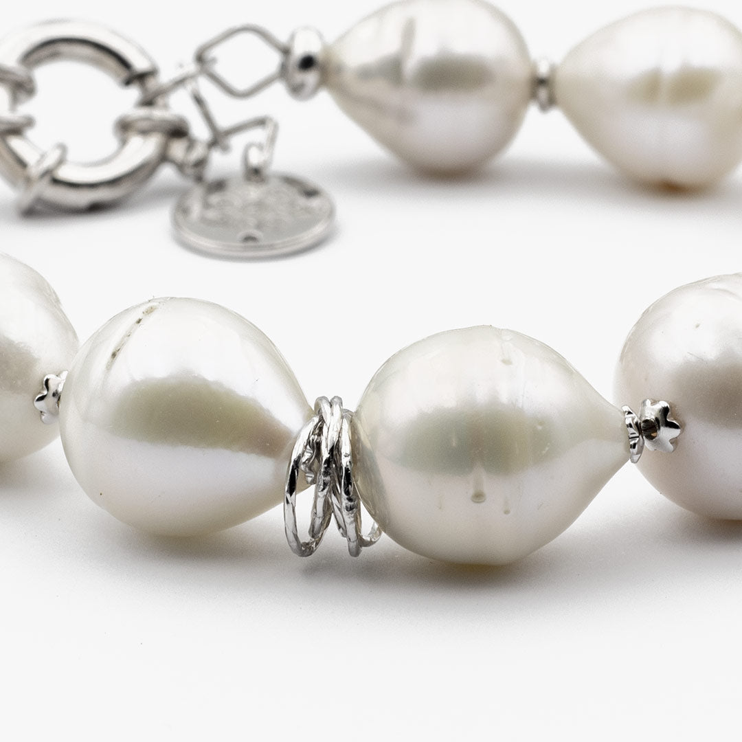 particolare del bracciale di perle barocche o scaramazze in argento - via condotti store