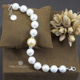 Bracciale in argento rodiato e perle shell bianche e centrale dorata - via condotti store