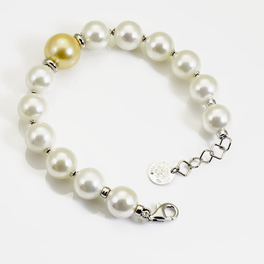 Chiusura regolabile del bracciale in argento rodiato e perle shell bianche e centrale dorata - via condotti store