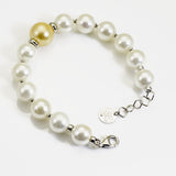Chiusura regolabile del bracciale in argento rodiato e perle shell bianche e centrale dorata - via condotti store