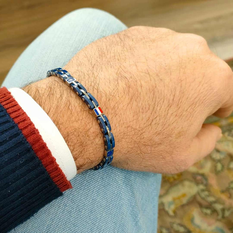 bracciale da uomo in acciaio blu con simboli marinari indossato - via condotti store