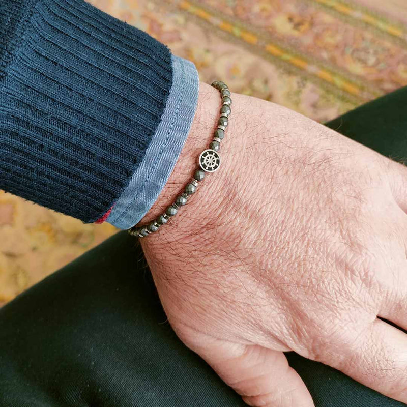 bracciale con sfere e timone nautico in acciaio grigio indossato da uomo - via condotti store