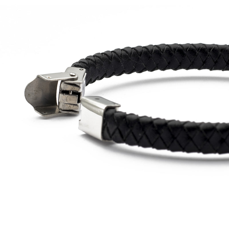 chiusura del bracciale da uomo in pelle nera intrecciata e piastra con cavetti in acciaio - via condotti store