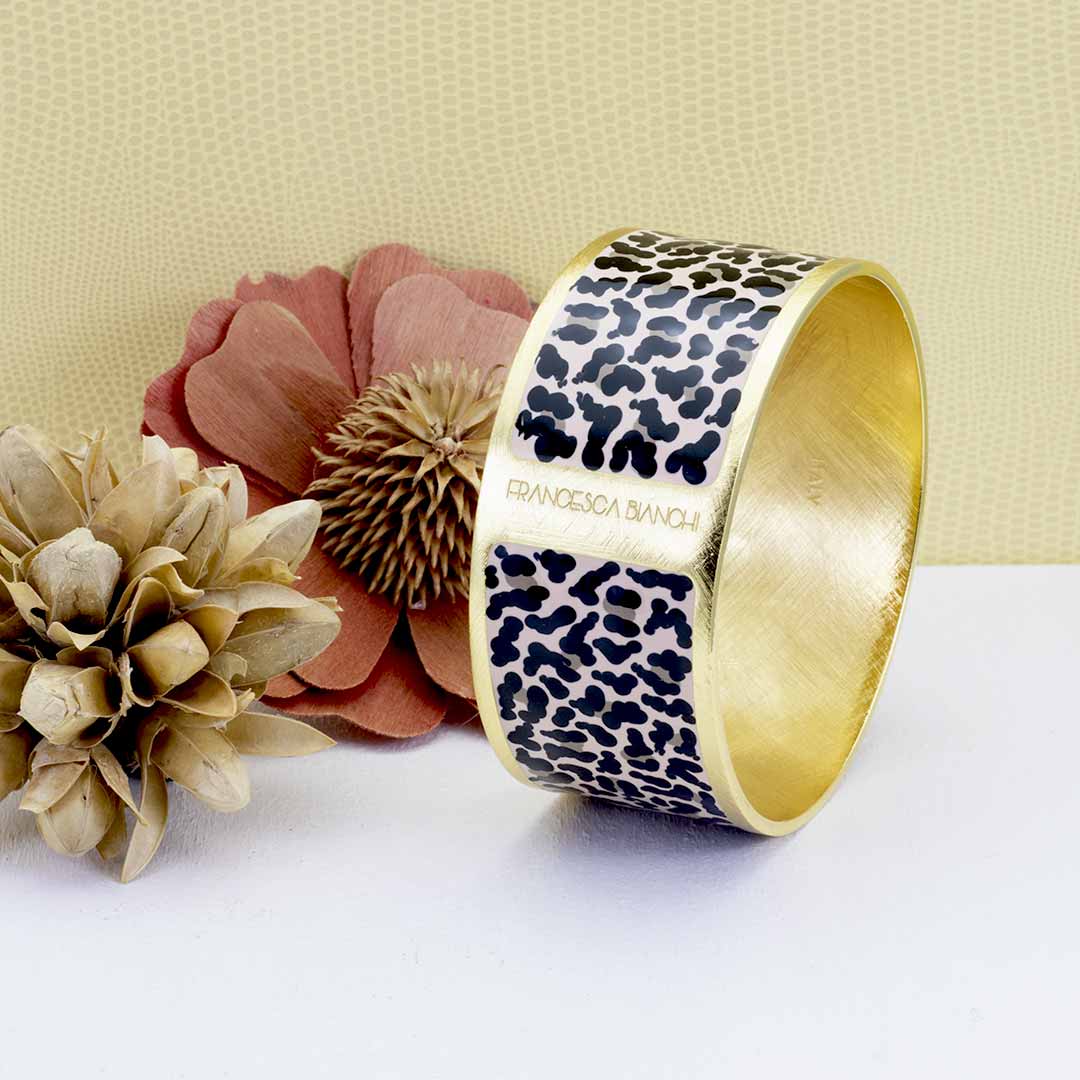 Bracciale rigido smaltato a mano Francesca Bianchi Design effetto leopardato - via condotti store