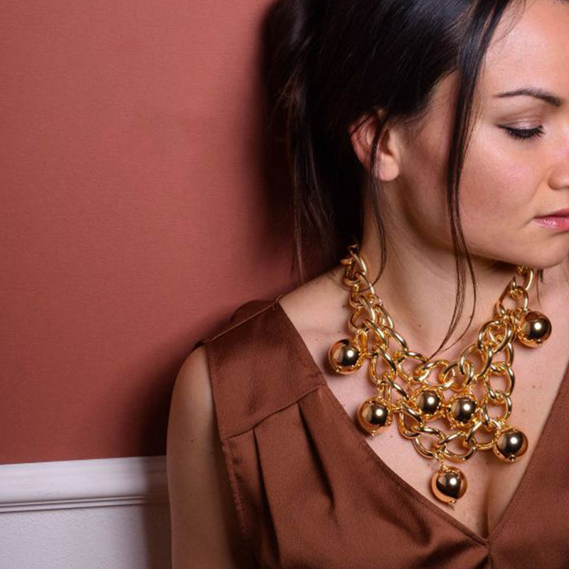 collana da donna placcata oro con catena a maglia massiccia e sette sfere francesca bianchi design indossata - via condotti store