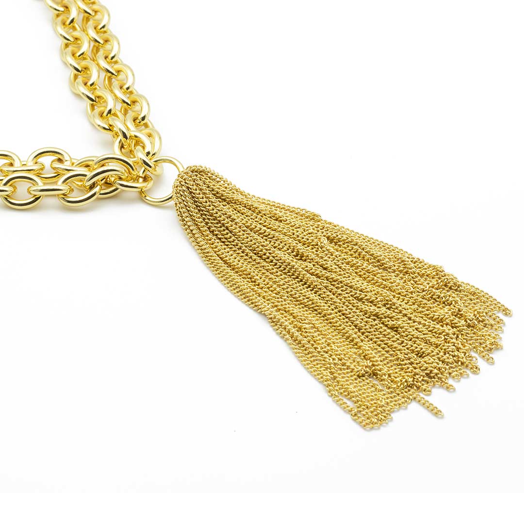 particolare della collana da donna placcata oro con catena a maglia massiccia e nappina pendente francesca bianchi design - via condotti store