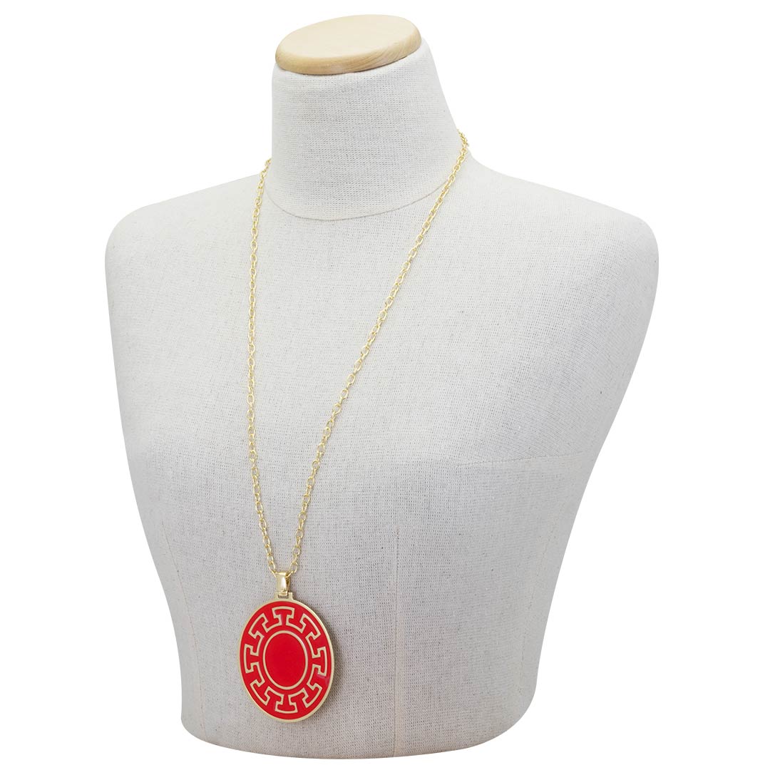 collana da donna su manichino francesca bianchi design con catena e pendente con greca placcato oro smaltato colore rosso - via condotti store