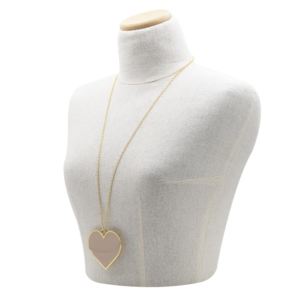 collana da donna francesca bianchi design con catena e ciondolo a cuore beige nude in bronzo placcato oro su manichino - via condotti store
