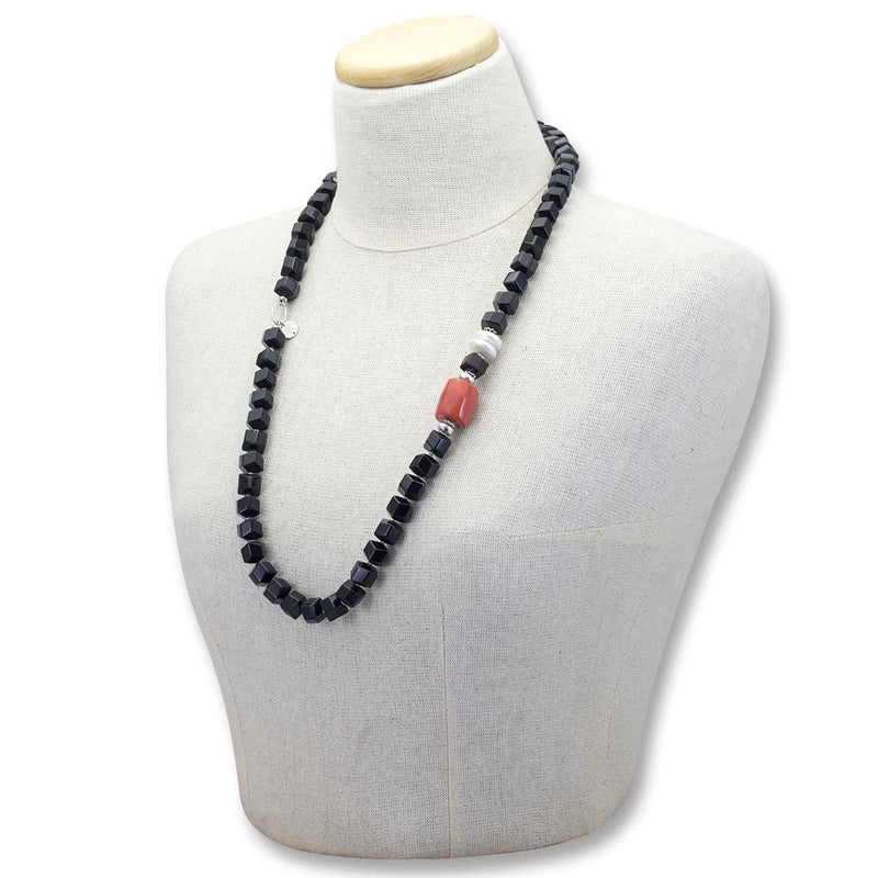 collana su manichino in pietre dure e argento 925 con onice, corallo e perle - via condotti store