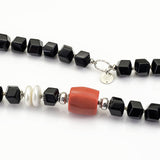 particolare della collana in pietre dure e argento 925 con onice, corallo e perle - via condotti store