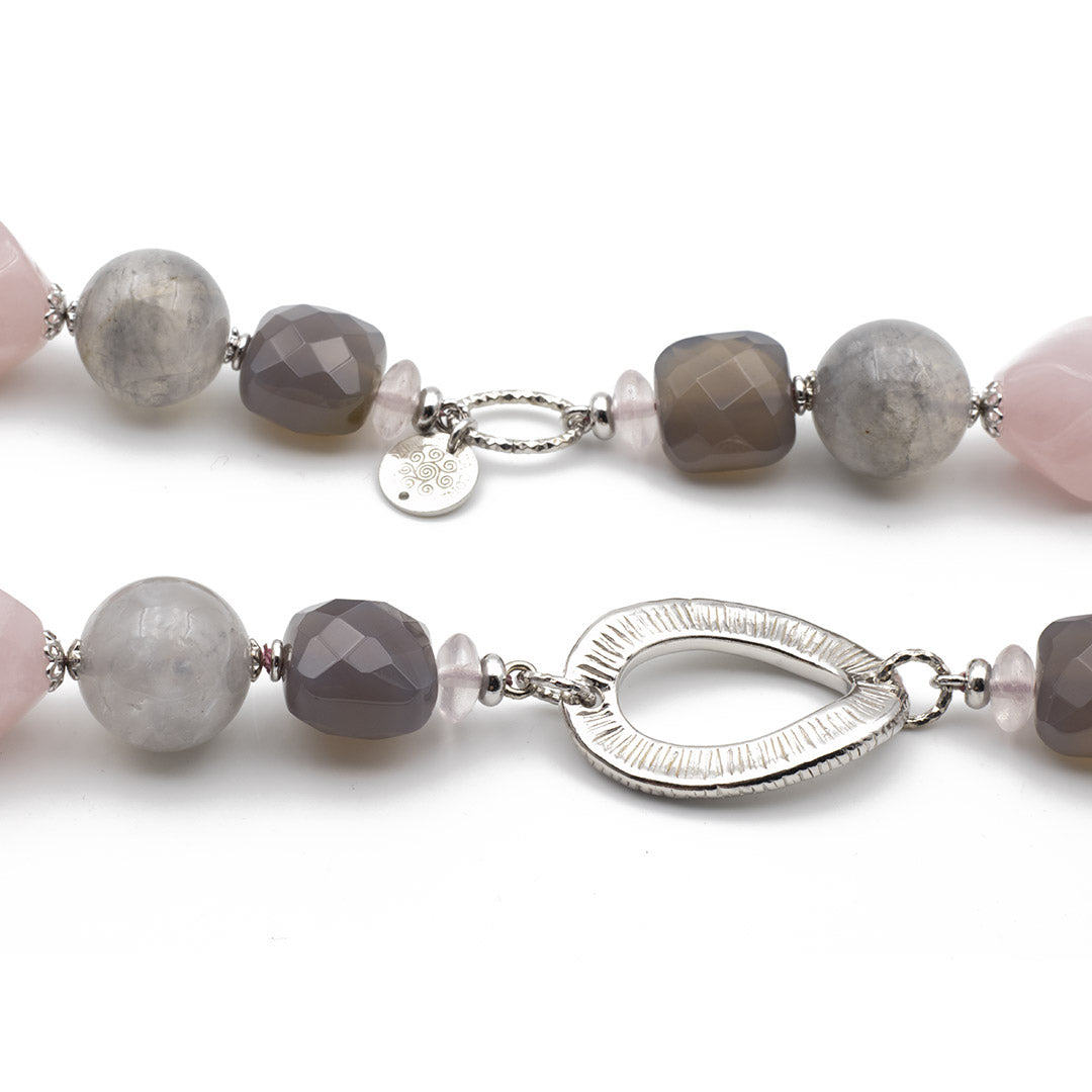particolare della collana in pietre dure e argento 925 con quarzo rosa agata muschiata e onice grigio - via condotti store