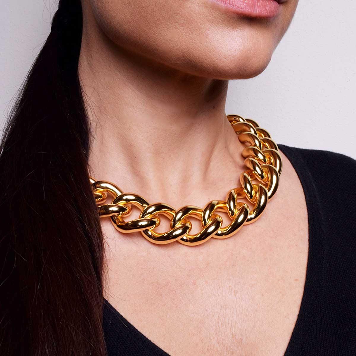 collana indossata da donna catena maglia groumette in bronzo placcato oro Francesca Bianchi Design - Via Condotti Store