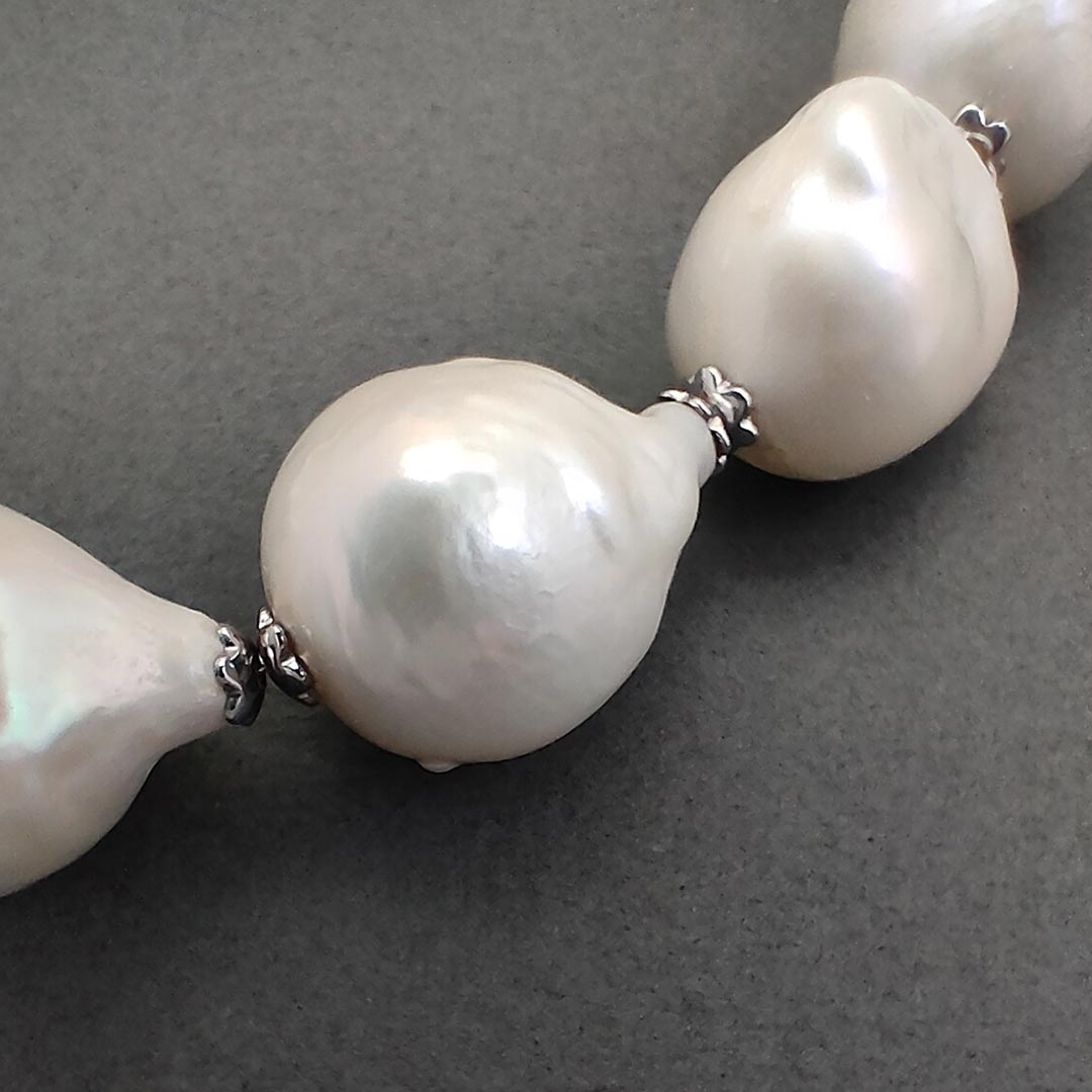 particolare della collana di perle barocche o scaramazze in argento - via condotti store