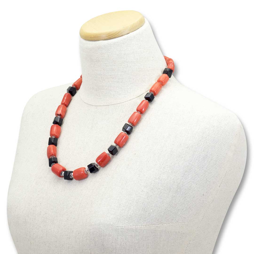 collana in pietre dure e argento rodiato con corallo bambu e onice - via condotti store