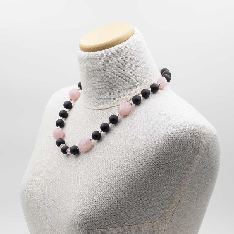 collana in pietre dure e argento con onice opaco e quarzo rosa su manichino - via condotti store