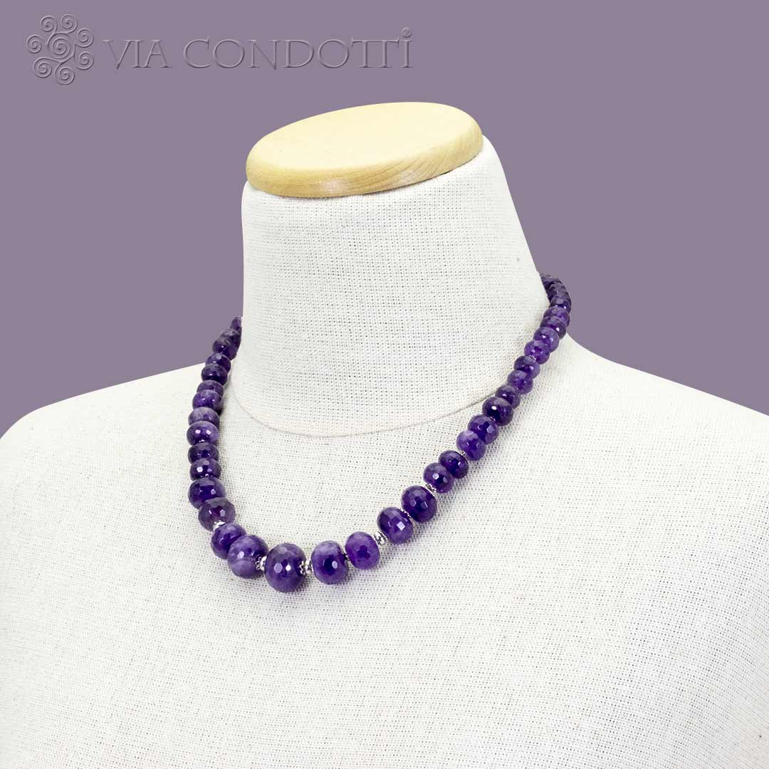 collana girocollo in pietre dure e argento con ametista sfaccettata su manichino - via condotti store