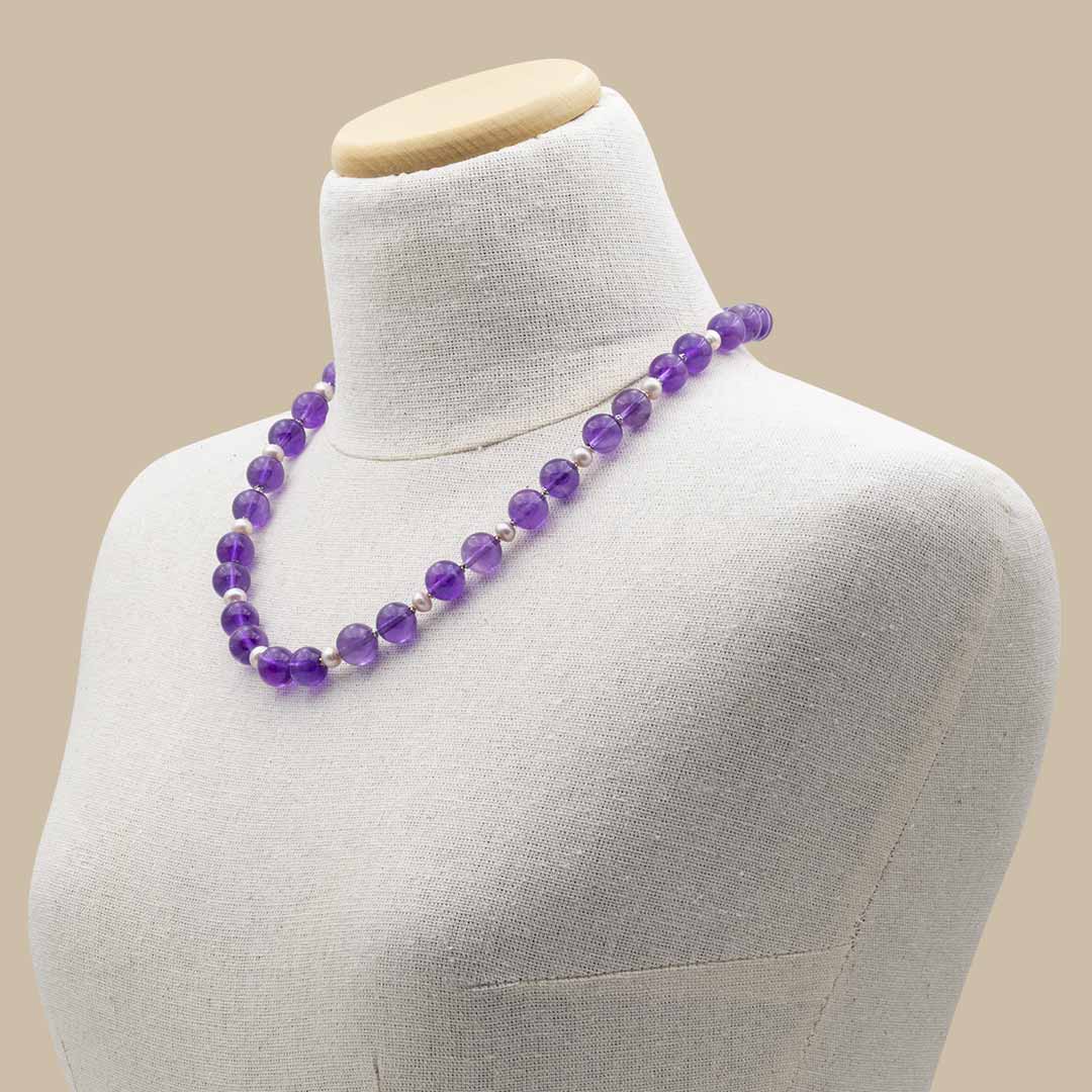 Collana in ametista e perle con argento 925 rodiato su manichino - via condotti store