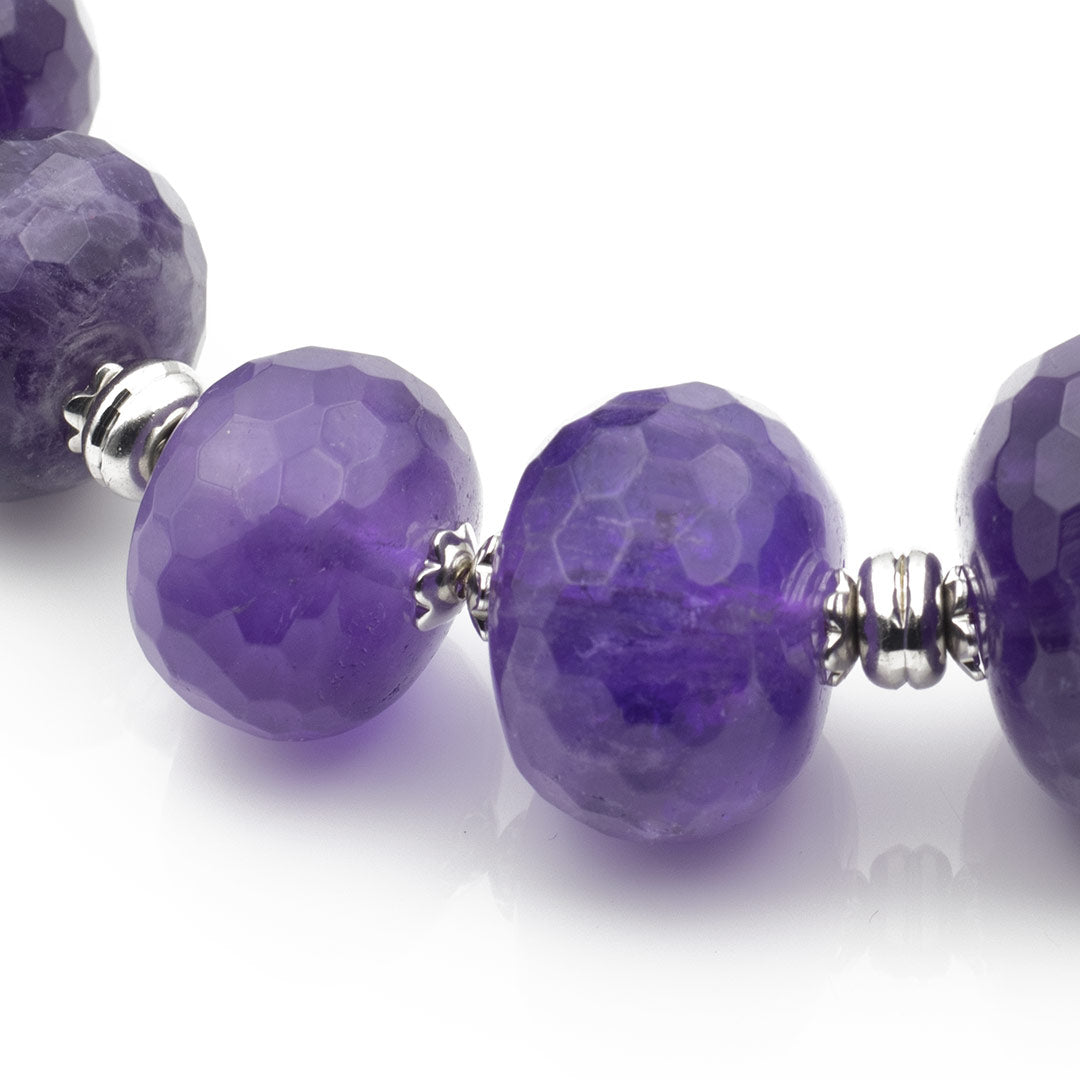 particolare della collana in ametista naturale e argento 925 rodiato - via condotti store