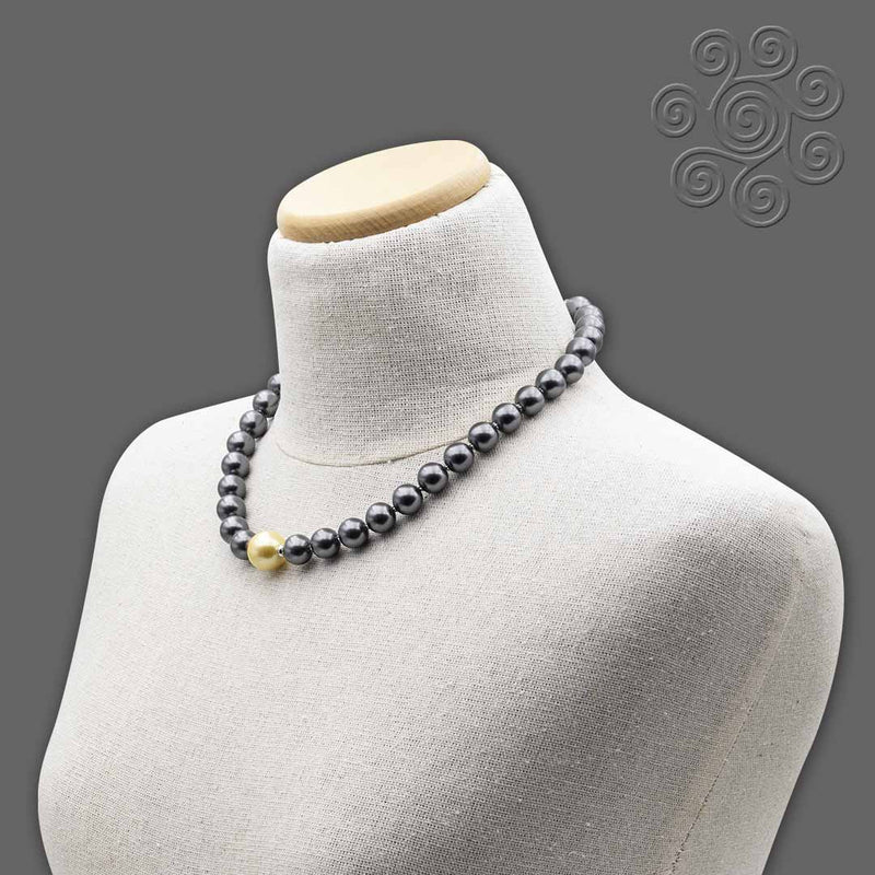 collana in perle grigie e dorata al centro con argento 925 su manichino - via condotti store
