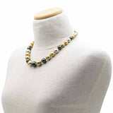 Collana in perle shell muticolor e argento placcato oro su manichino - via condotti store
