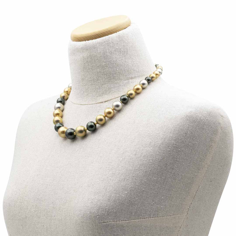 Collana in perle shell muticolor e argento placcato oro su manichino - via condotti store