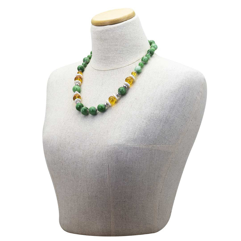 Collana con giada verde, quarzo citrino e perle in argento 925 su manichino - via condotti store