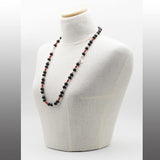 collana lunga in pietre dure e argento con onice, perle e corallo su manichino - via condotti store