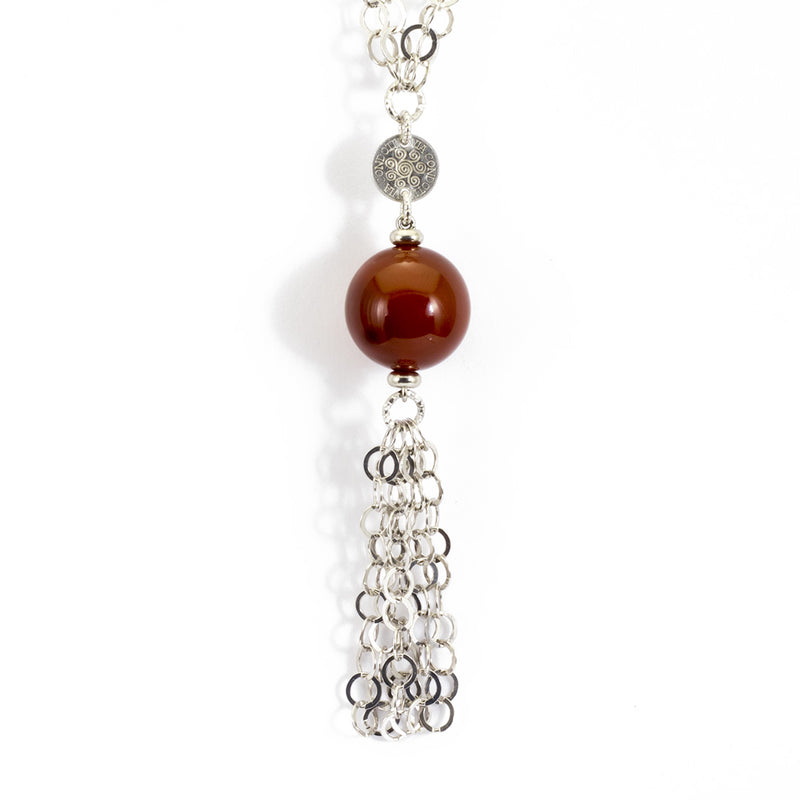 Particolare della collana lunga in corniola naturale con catena in argento 925 rodiato - via condotti store
