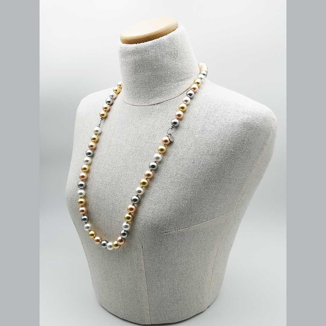 Collana lunga in argento rodiato e perle shell muticolore su manichino - via condotti store