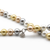 particolare della collana lunga in argento rodiato e perle shell muticolore - via condotti store