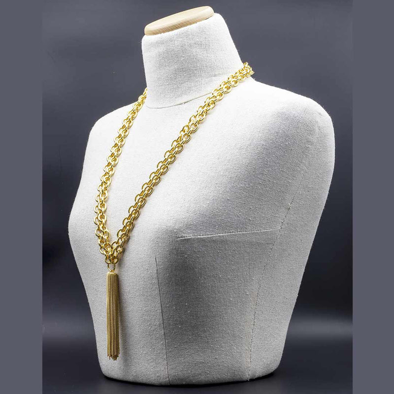 collana da donna placcata oro con catena a maglia massiccia e nappina pendente francesca bianchi design su manichino - via condotti store