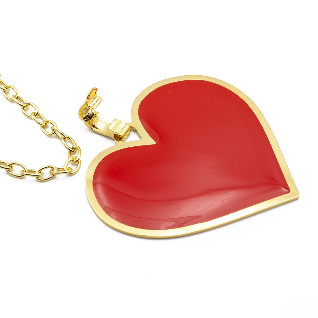 particolare della collana francesca bianchi design con catena e pendente a cuore rosso in bronzo placcato oro - via condotti store