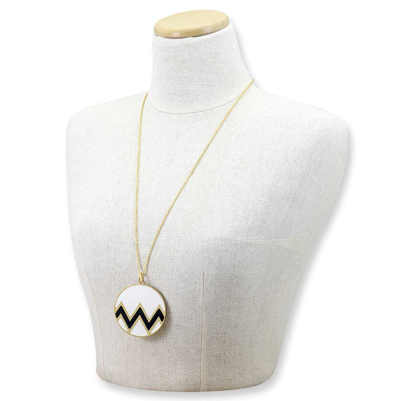 collana francesca bianchi design da donna con catena e pendente bianco e nero in bronzo placcato oro su manichino - via condotti store