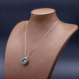 collanina con fiore in argento 925 e zirconi bianchi e verde smeraldo su manichino - via condotti store