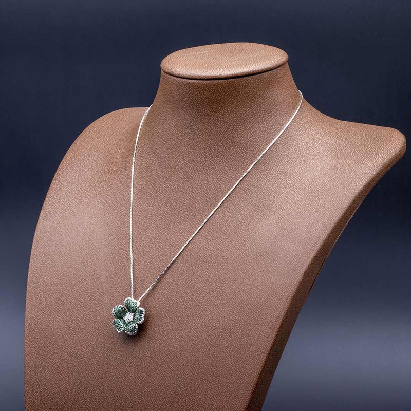 collanina con fiore in argento 925 e zirconi bianchi e verde smeraldo su manichino - via condotti store