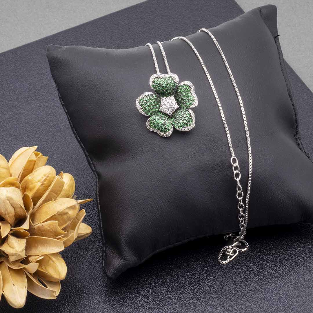 collanina con fiore in argento 925 e zirconi bianchi e verde smeraldo - via condotti store
