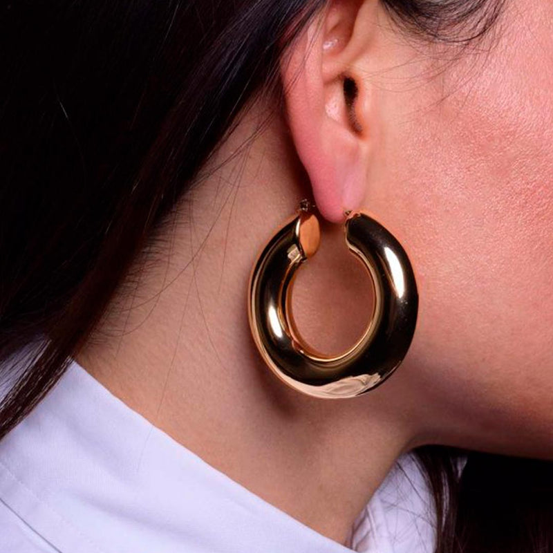 Orecchini boccole a cerchio placcati oro indossati - via condotti store