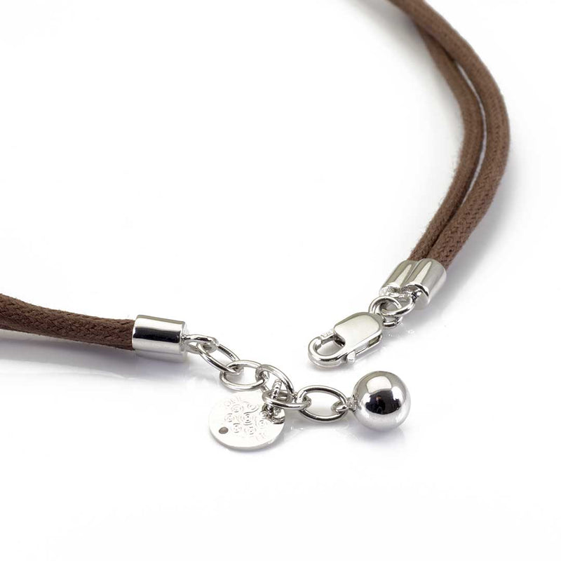 particolare della chiusura della collana in corda marrone - via condotti store